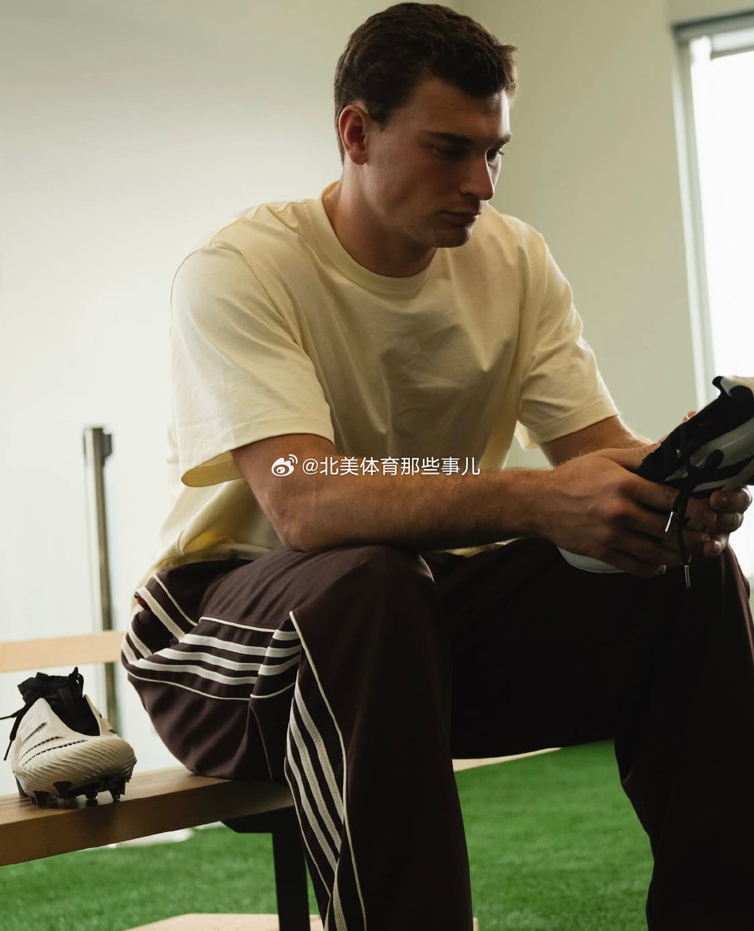 gear-earf Fernando Mendoza 曝光的这双 Adidas 