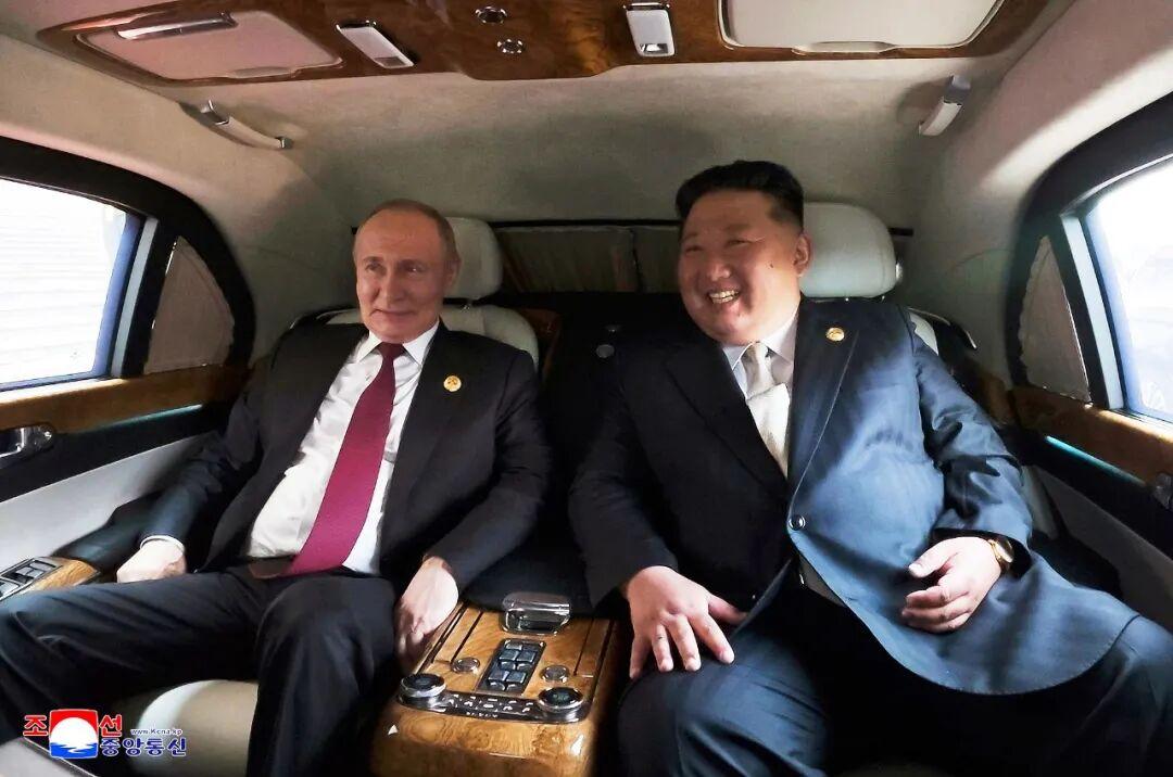 铁哥们上线！60多岁的普京在红场阅兵没等来坦克，等来了80后的最高敬意——金正恩