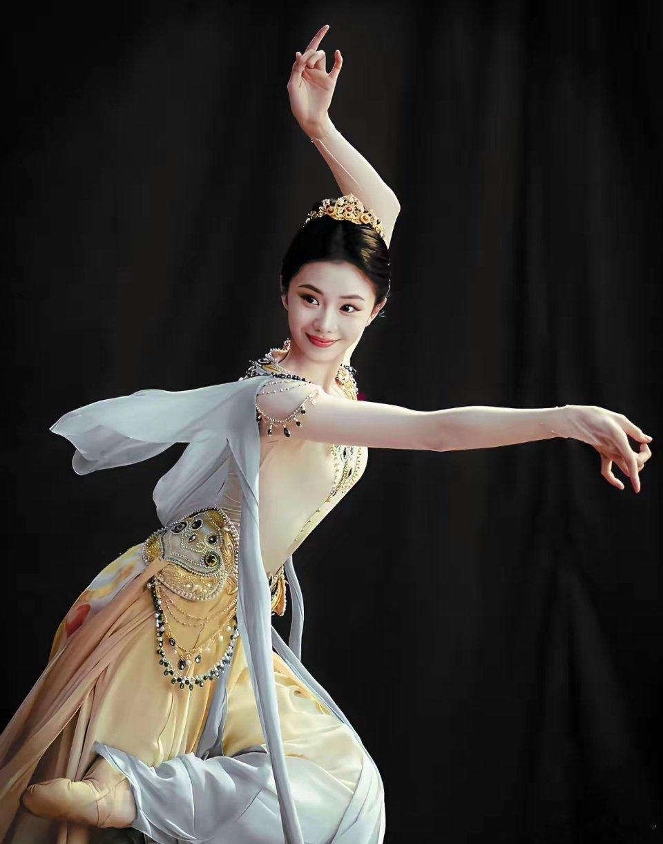 这个舞蹈这个气质，终于知道为什么她是谋女郎 
