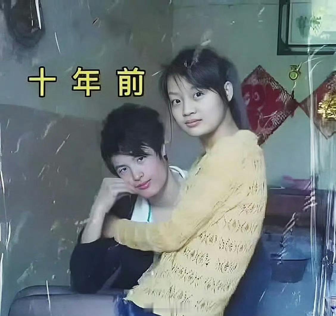 还是同一个人，时隔十年对比照。不少人疑惑，为什么男生脸上看不到往日的笑容了？
 