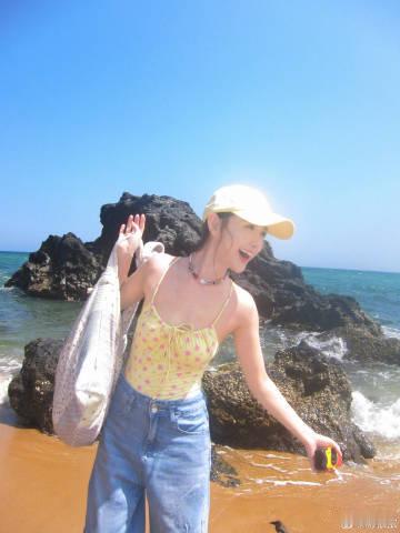 蒋依依七夕海滩泳装照蒋依依海风胶片感大片 真的是美得我眼前一亮呀，看到蒋依依七夕