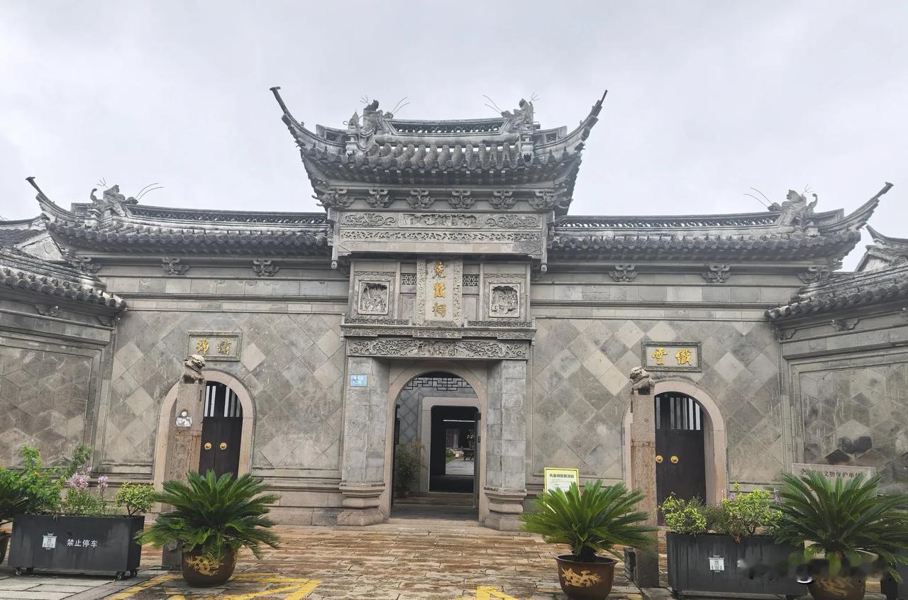 （原创）古镇·先蚕祠
古镇的先蚕祠，当地人亦称蚕花殿，就在古镇蚕花路126号。