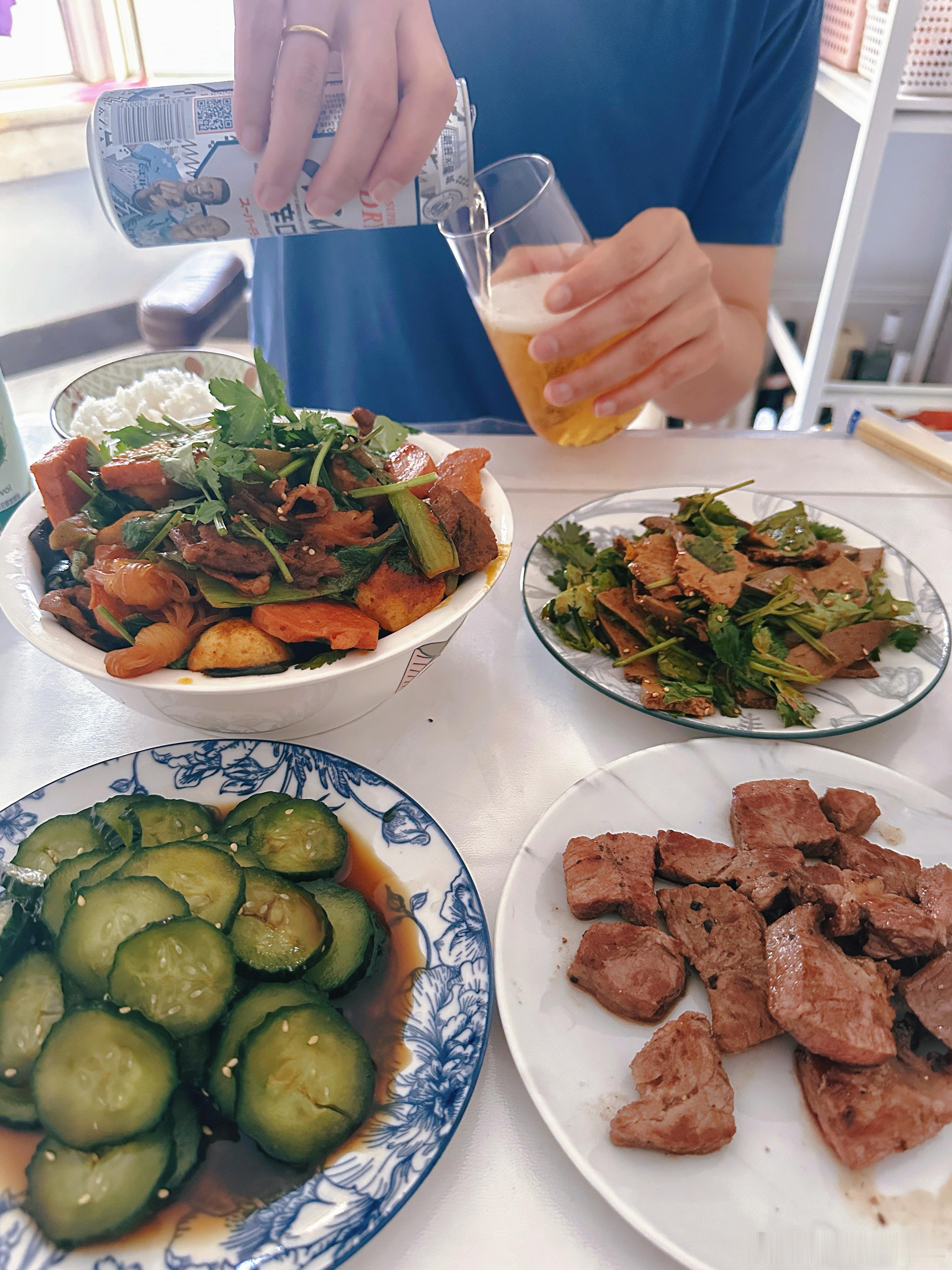 小宝就是有天赋的，随便弄几个小菜都很好吃，俩人小喝一杯。明天是更美好的一天！麻辣