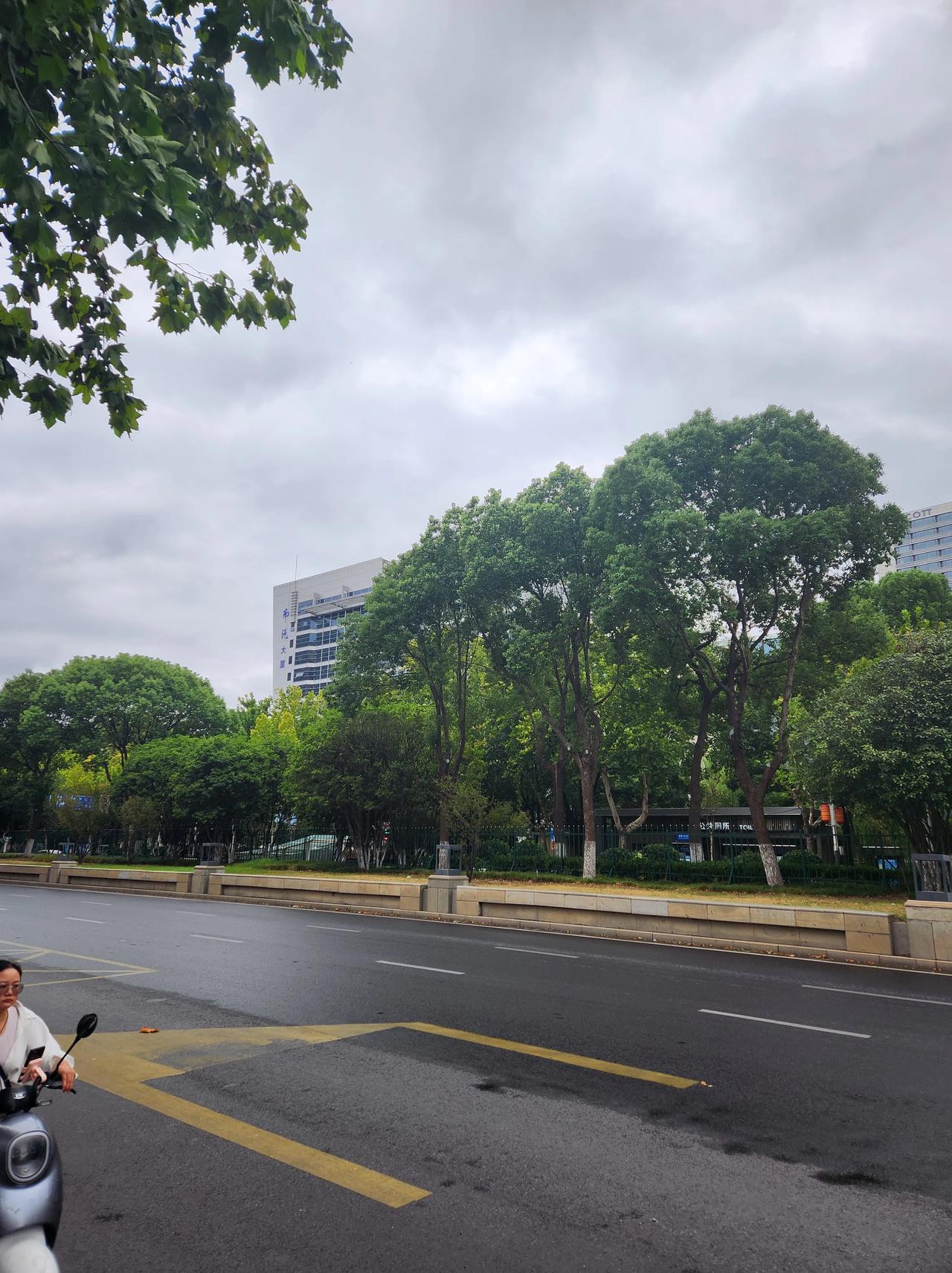 今天南京的街头响起了警报声。今天是918事件纪念日。
当时的日本很强，中国很弱，