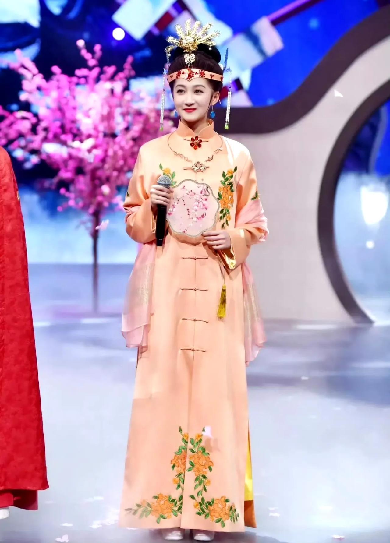 导演曾透露关晓彤是林黛玉最初人选，最终因身高问题错失——不是演技不足，而是难以匹