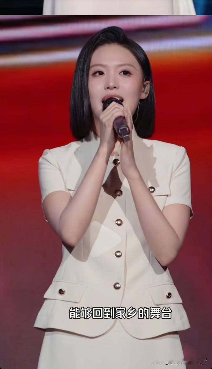 首次登上家乡舞台开演唱会的徐子尧内心格外的松弛和踏实，内江是子尧的出生地，也是她