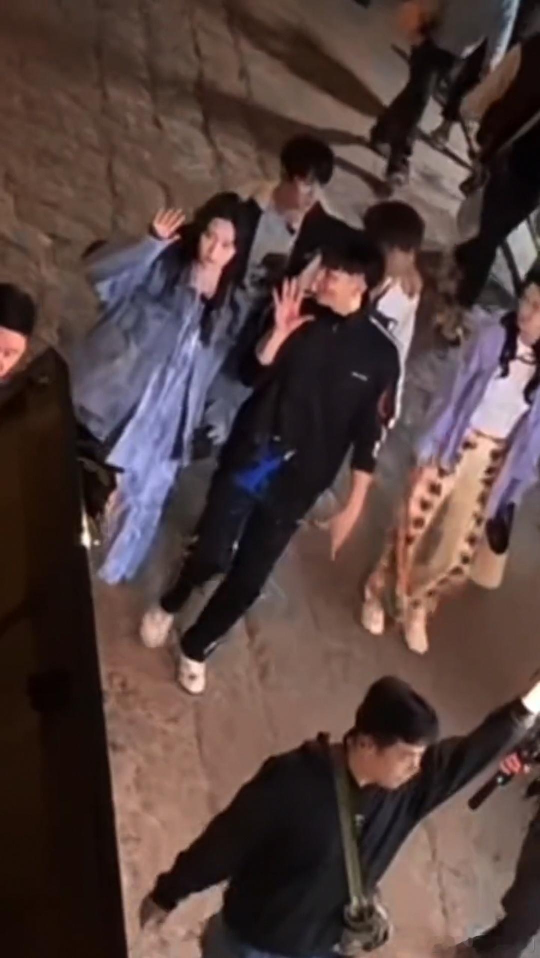 黄子韬就爱逗徐艺洋[允悲]徐艺洋吓得居然没有回应！[嘻嘻] ​​​