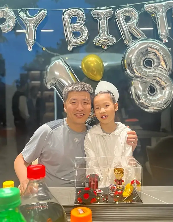女儿发视频为张雪峰庆生！爸爸请放心，我和妈妈会更爱奶奶 