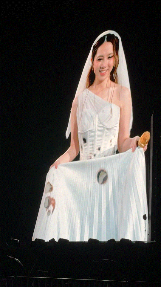 邓紫棋穿了124次婚纱呜呜呜邓紫棋真的太浪漫了，演唱会上换过很多不同的服装，但唯