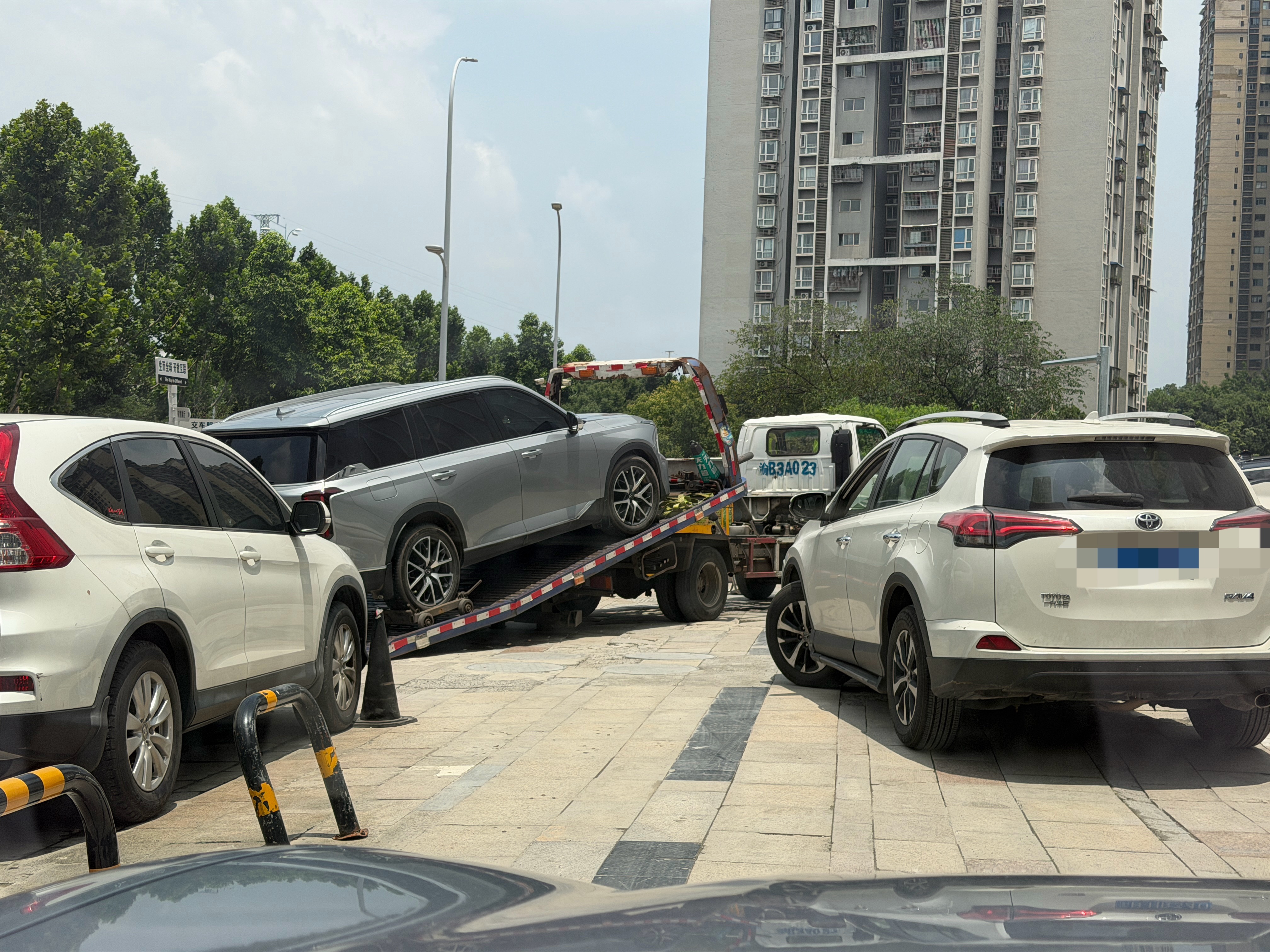 怎么会在小区里趴窝了、把通道堵了
