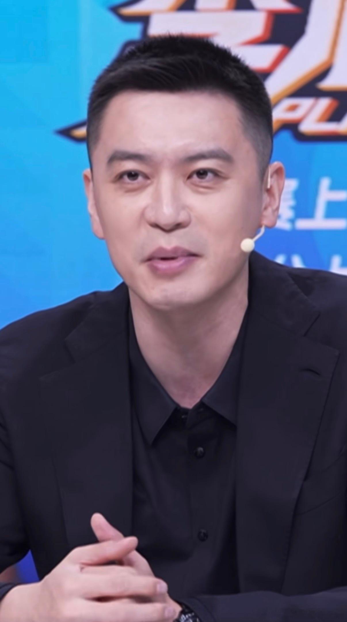 辽宁男篮杨鸣 杨导这眼袋啊～感觉怎么又起来了