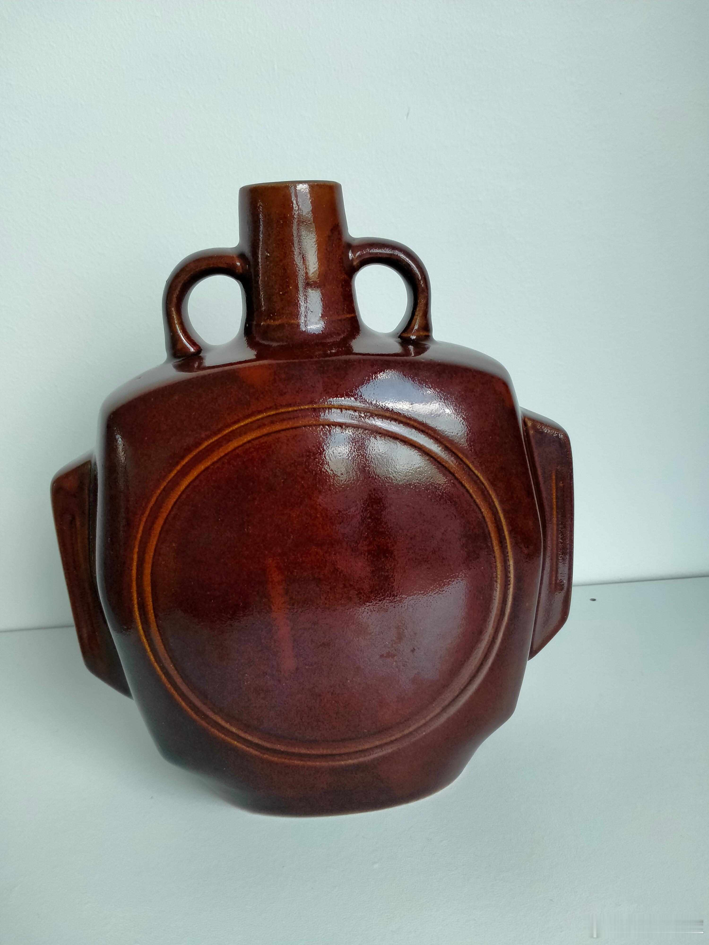 每周鉴赏收藏精品之北宋磁州窑酱釉扁瓶        从文化底蕴方面看，如果是宋金