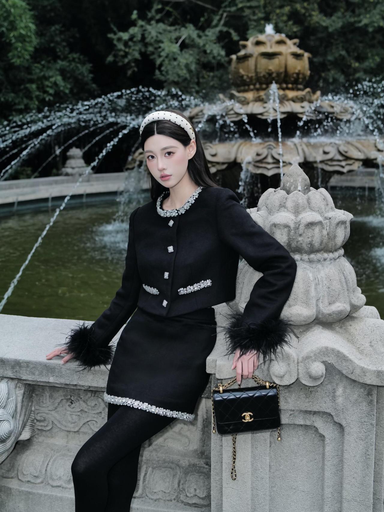 黑色小香风套装将优雅贵气与现代摩登感融合得十分精妙。黑色粗花呢（小香风）套装+黑