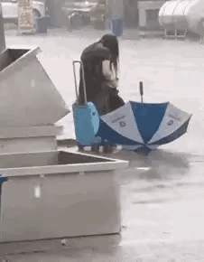 1：也不知道人家怎么了，要这样对自己。
2：小姐姐肯定是在圆自己小时候，没有完成