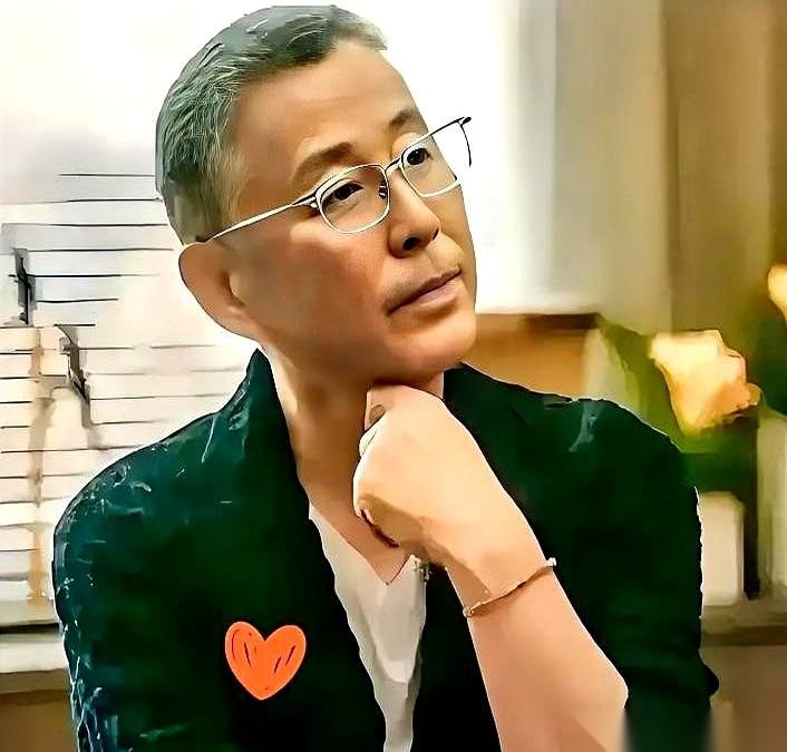 我瘫在床上的第三个月，儿子没来，护工请假了，来的是个临时工。
他给我翻身的时候，