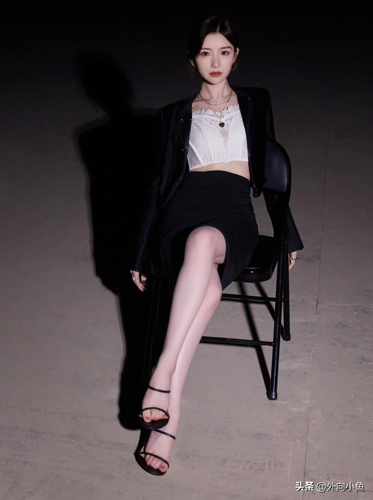 毛晓彤既有小女人的柔美又御姐气场！

一身白色蕾丝短款抹胸，精致又带着小性感，外