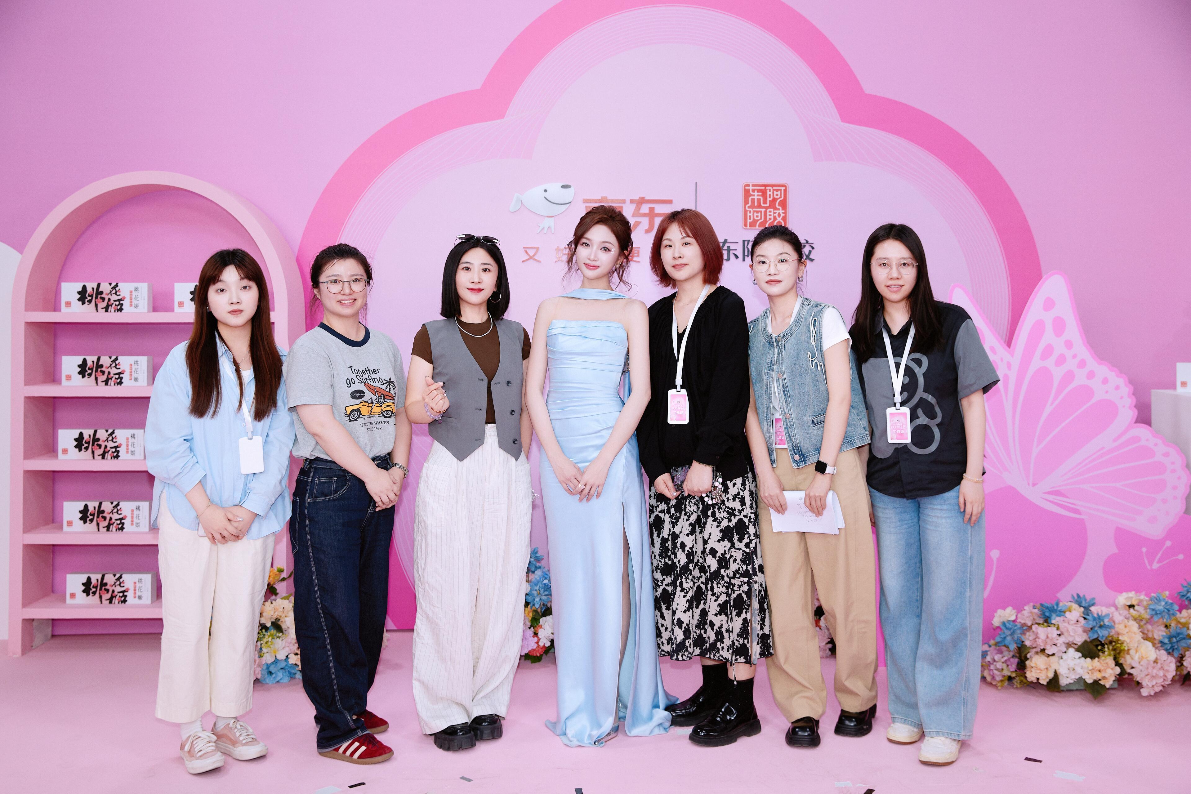 吴宣仪 wxy吴宣仪叶星星 之前桃花姬直播合影的吴宣仪好漂亮​​​