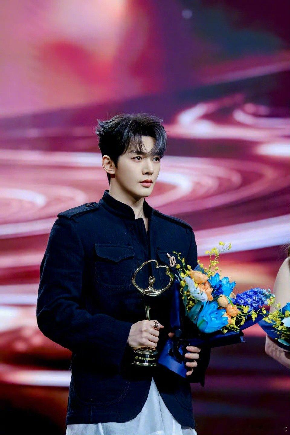 站在领奖台上的邓为真的好帅～ 