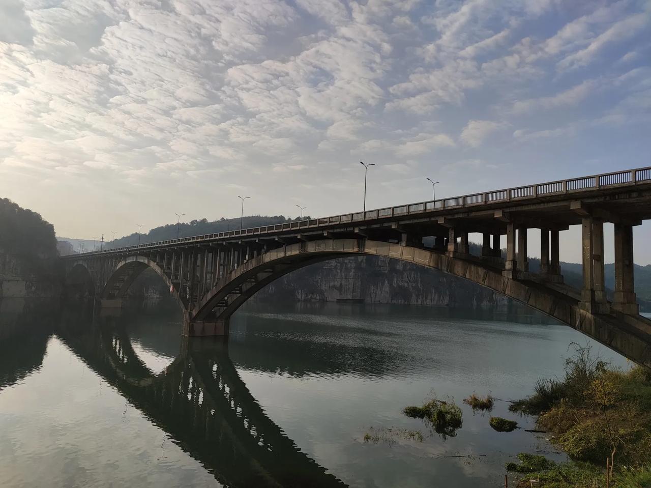 铁山河大桥是湖南省湘西泸溪县境内的一座桥梁，这座桥梁横跨了沅江两岸的悬崖峭壁，连