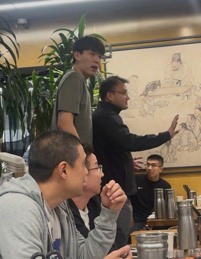 队记谈杨瀚森吃宵夜开拓者队记谈及此事， Joe Freeman回答：我的看法是这