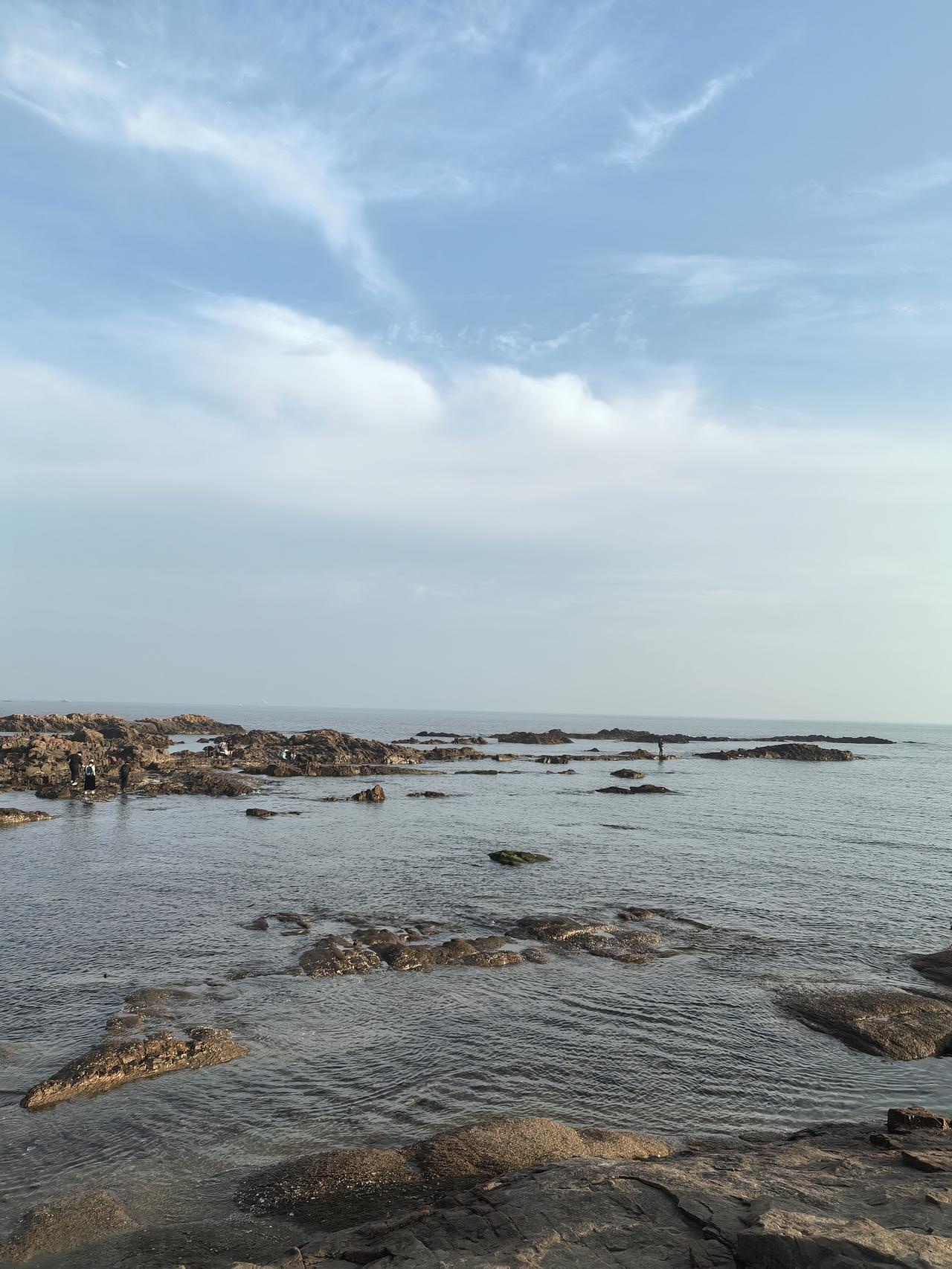 前天下午，在北京工作的儿子电话告诉他妈脚踝扭了，肿胀痛，不敢走路，让他妈过去照顾