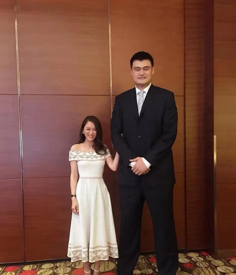 你敢信？

陈乔恩站在姚明身边，

竟然像个“拇指姑娘”！

2016年的一场公