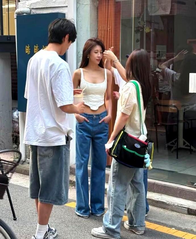 家人们谁懂啊！

昨天有姐妹在首尔明洞拍到了活久见的一幕——43岁河智苑穿个白背