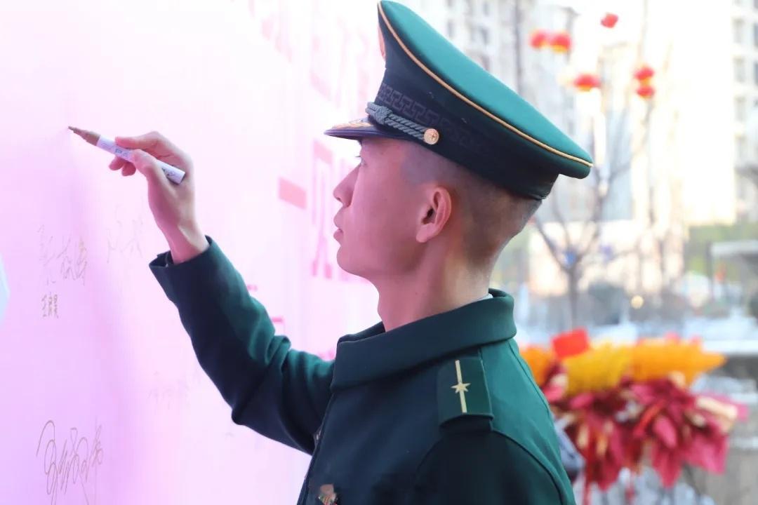 #军恋[超话]#冬雪如诗，共赴美好当刚毅的官兵遇到柔情的她会摩擦出怎样的火花天气