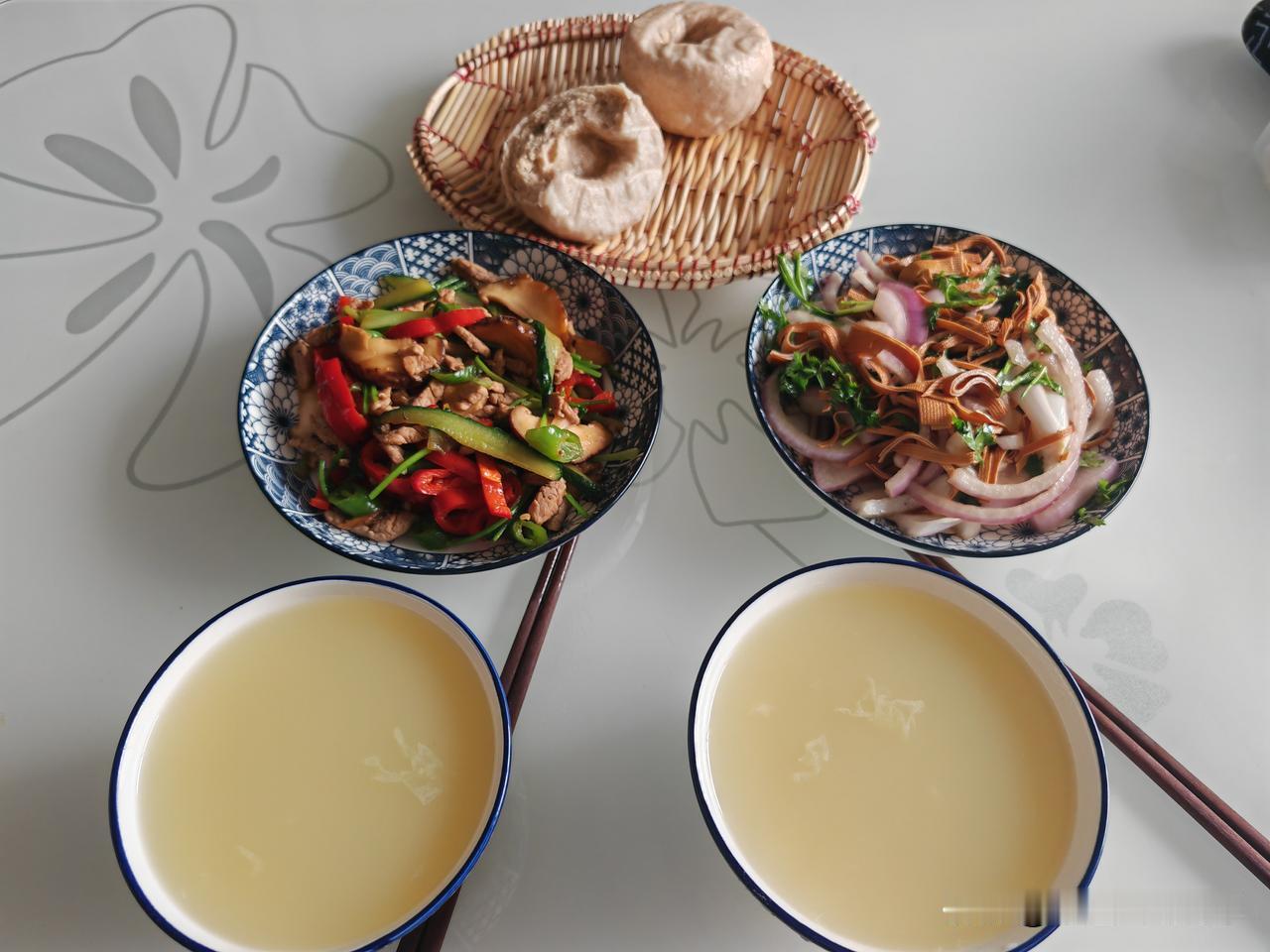我和老公的晚餐分享～
在头条我看大多数好友都说不吃晚饭，我家的晚饭却很重要。
