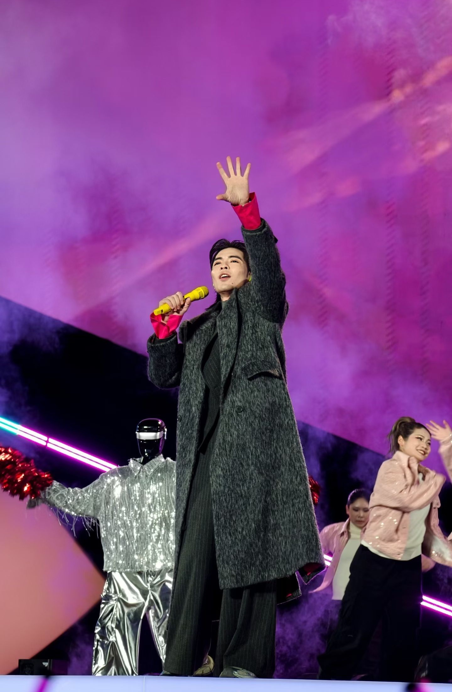 成都机器人碰到老人双双倒地不起昨天追觅之夜演唱会上，还有机器人给萧敬腾伴舞，最后