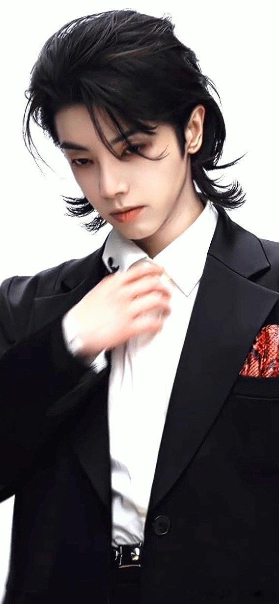 华晨宇西装白花婚礼造型声鸣远扬总决赛 谁懂这种感觉！华晨宇西装白花造型，清冷又矜