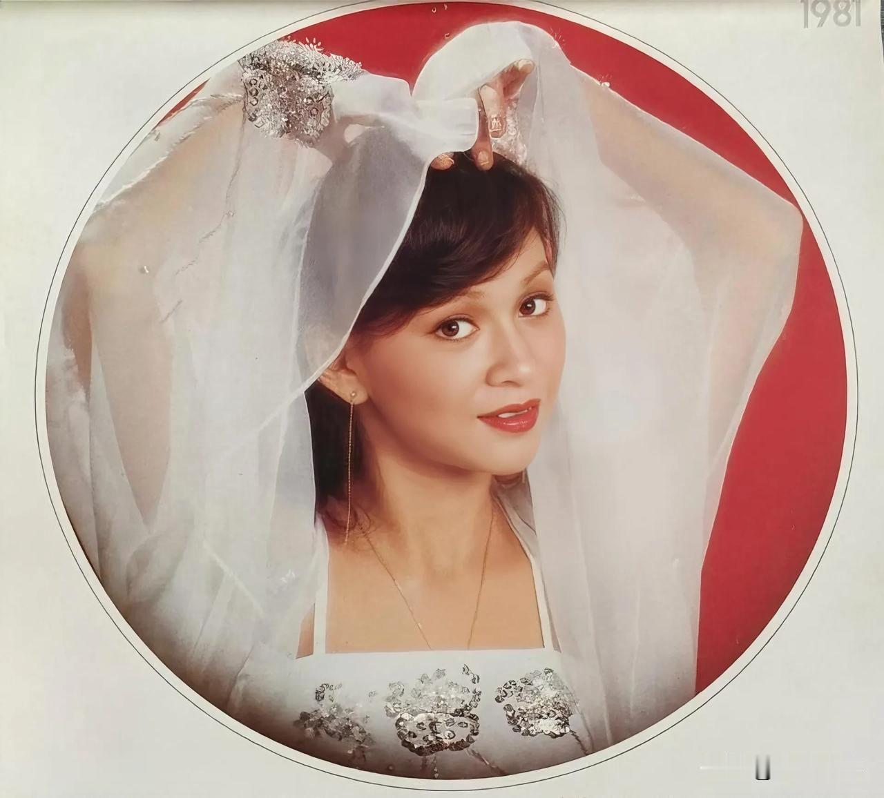 1981年挂历上的余安安、邓丽君、林凤娇、薰妮、甄妮
最后一位是亚视演员，你认出