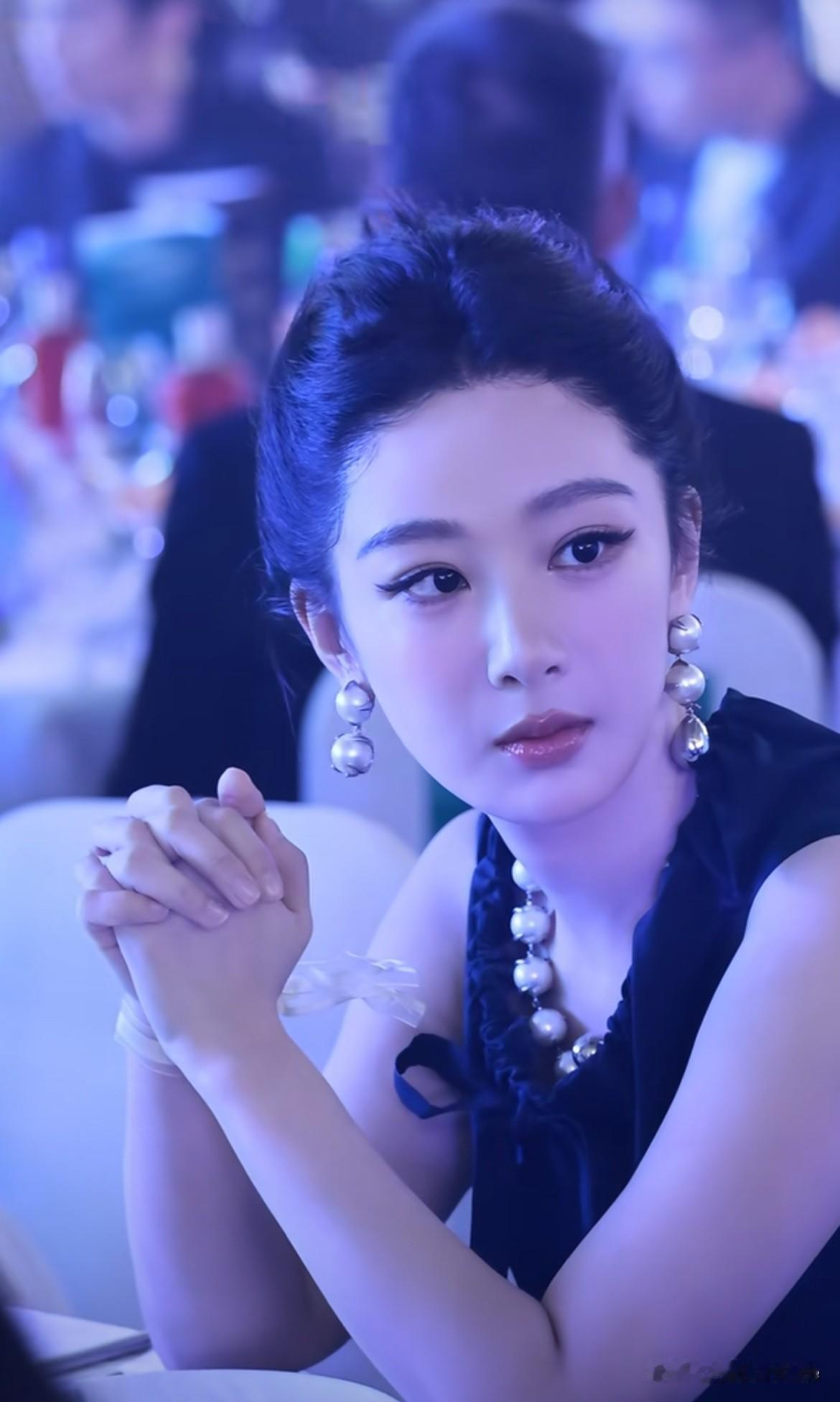 6月25日，今晚白玉兰晚宴上的杨紫，像极了事业有成的女CEO，魅力值拉满！
举手