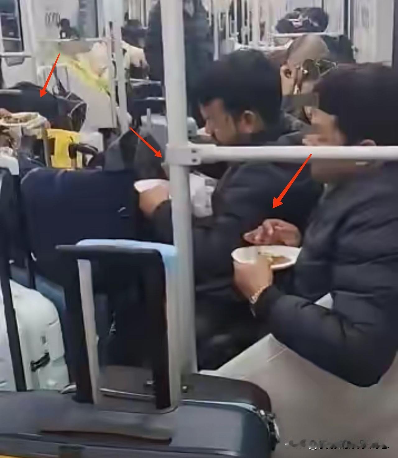 上海地铁一向给人的印象就是干净整洁，井然有序，但近几日发生的一件事却让人百思不得