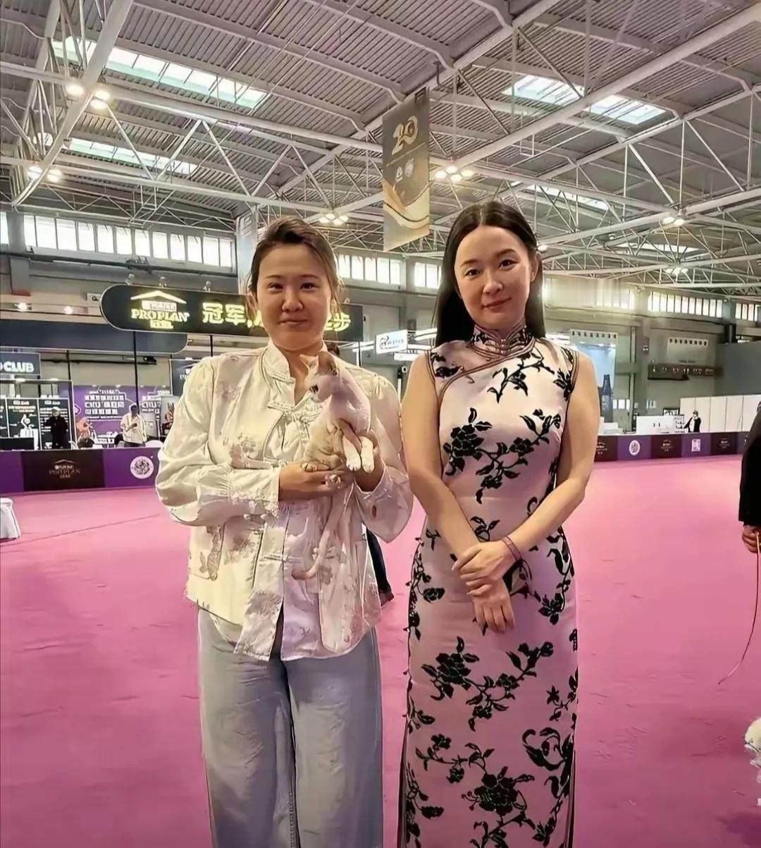 路人视角下的她

美是美，可是没精修过的状态好

就是这个年纪该有的样子

她活