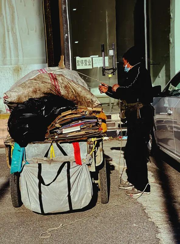 生命的本质确实是个深奥的话题。有人说生命是不断自新，这点我挺认同，就像自然界的万