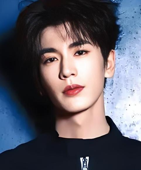 2026年3月10日，张凌赫以红黑撞色赛车服亮相上海PUMA品牌活动，其赛车风造