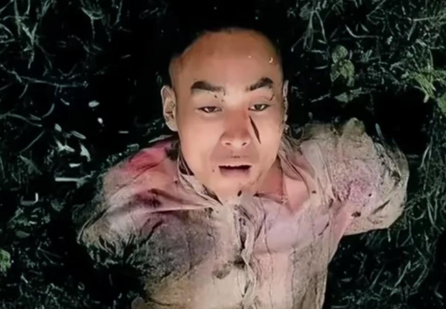 今天在党史纪念馆里，我看到了聂曦烈士的两张照片。它们静静地挂在展柜里，却像两枚重