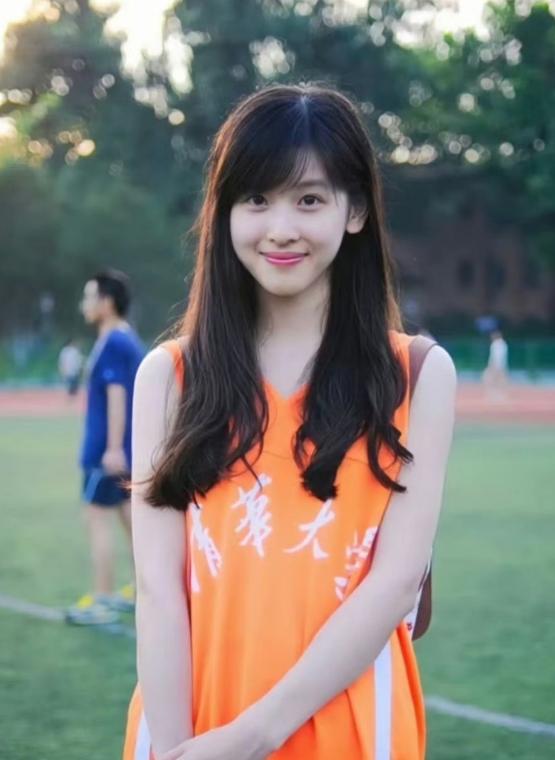 32岁章泽天，再次成为网友讨论的焦点。有人关注她嫁给刘强东后的生活变化，也有人好