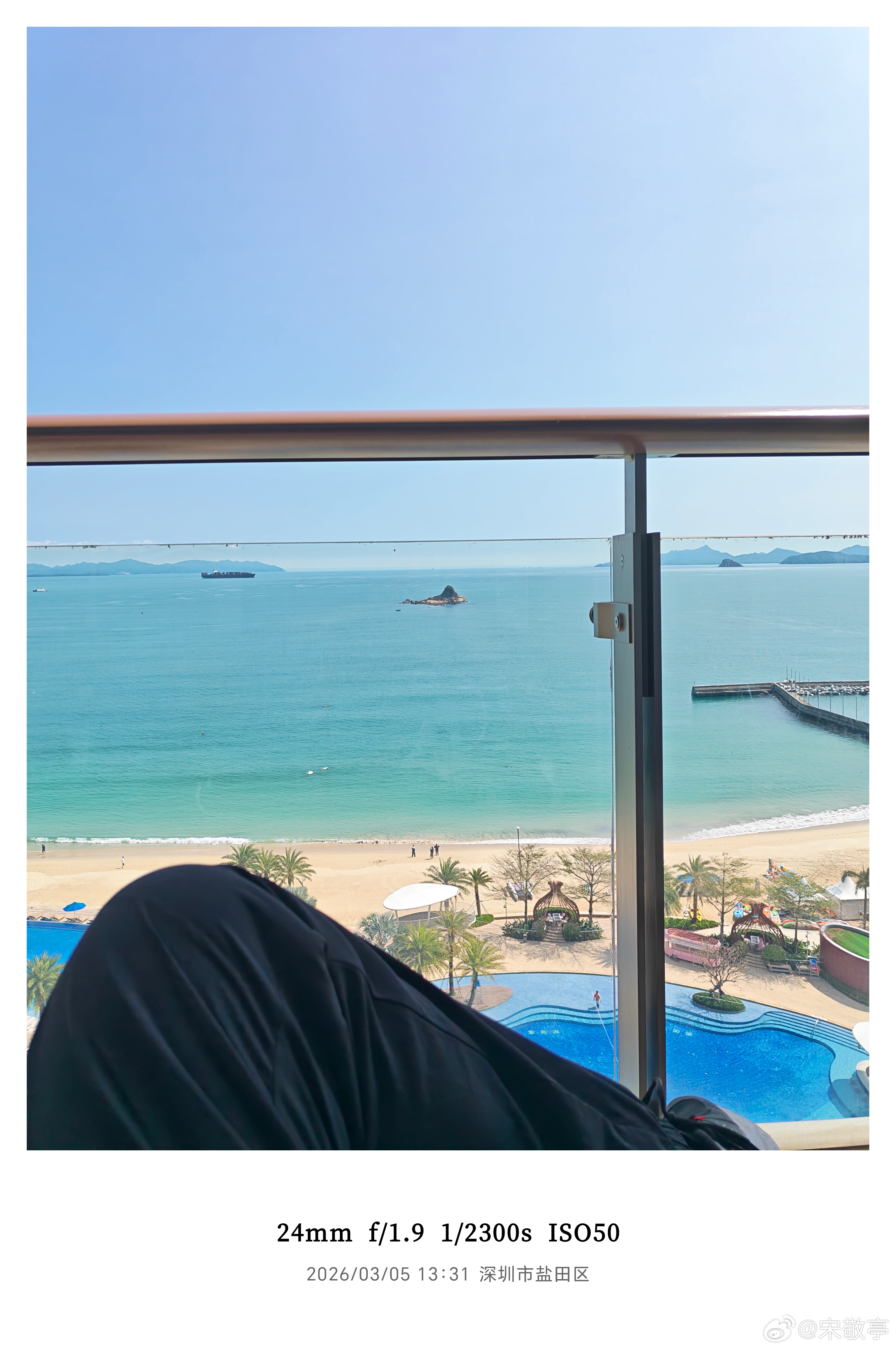 今天深圳天气还不错，来海边散散步、晒晒太阳，放松一下～听说北方老家那边还下了一场