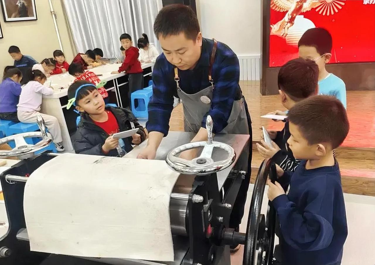 社会实践的三个核心价值
补足教育盲区：学校教育侧重知识传授，而社会实践能让孩子亲