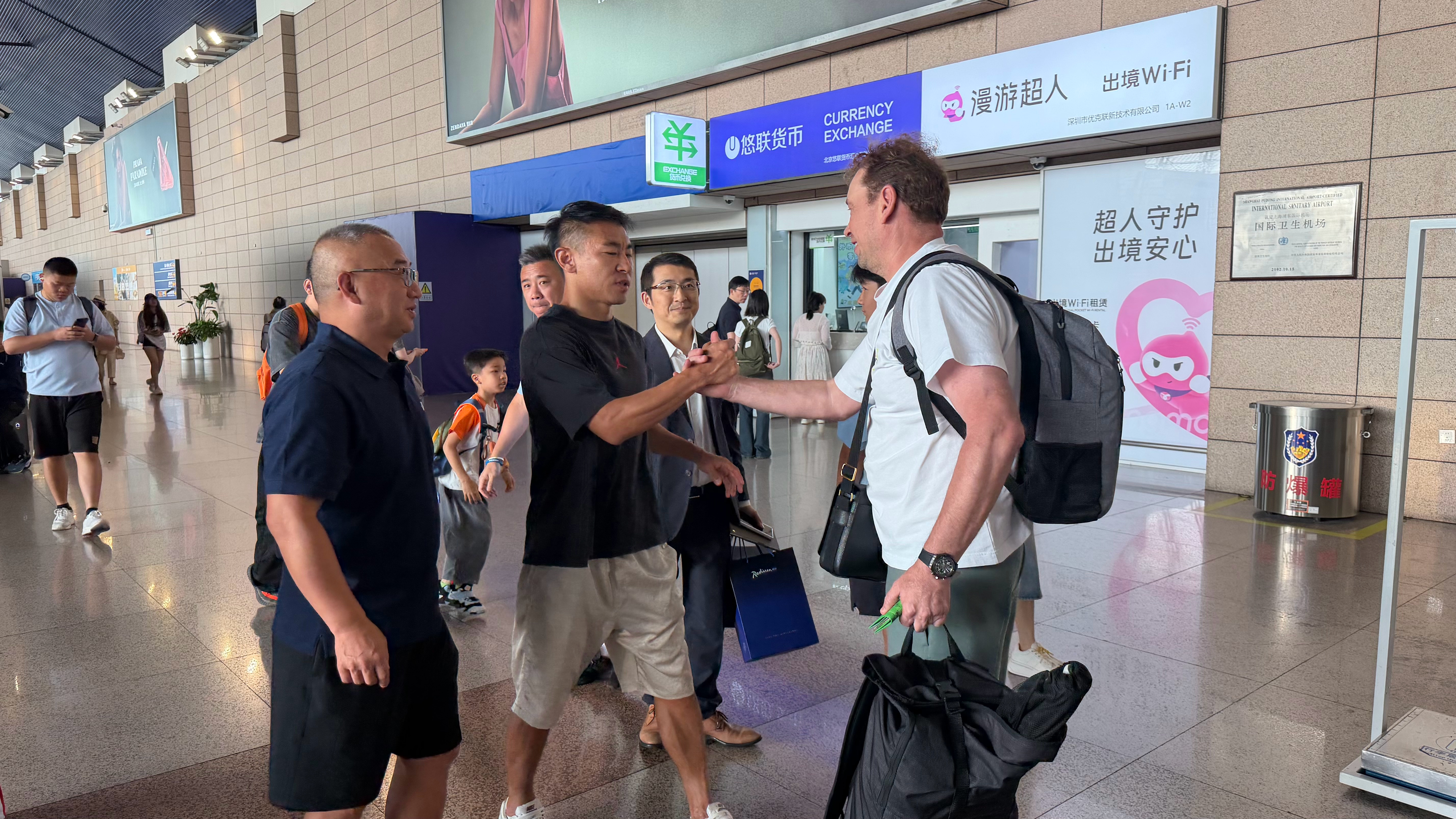 北京时间今天早上，前上海申花队主教练斯卢茨基携助理教练抵达上海浦东机场1号航站楼