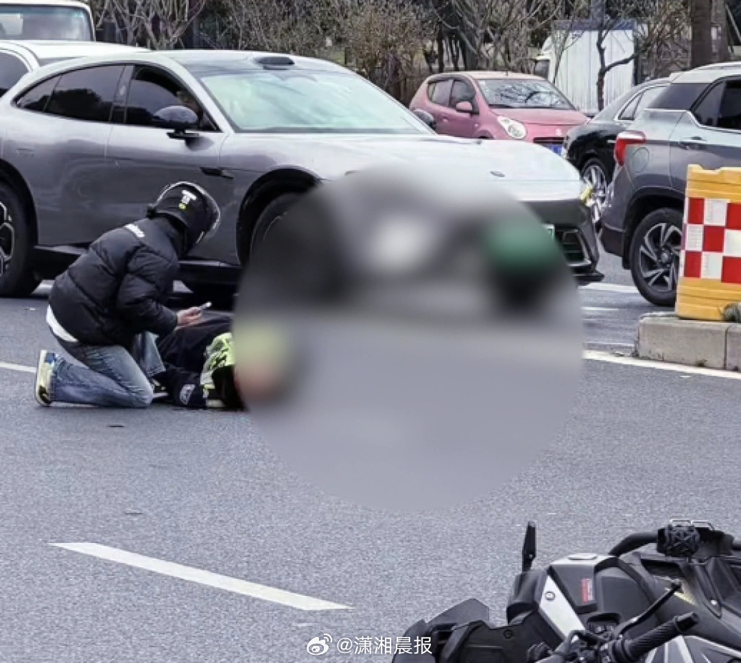 【成都一#交警在机车道执勤被非机动车撞飞#倒地，#当地回应交警执勤时被非机动车撞