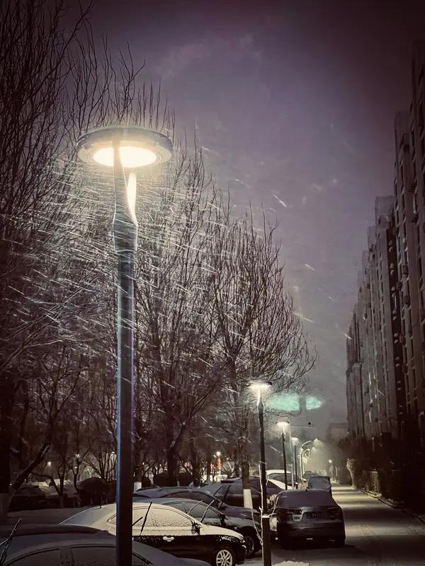 “晚来天欲雪，能饮一杯无？”