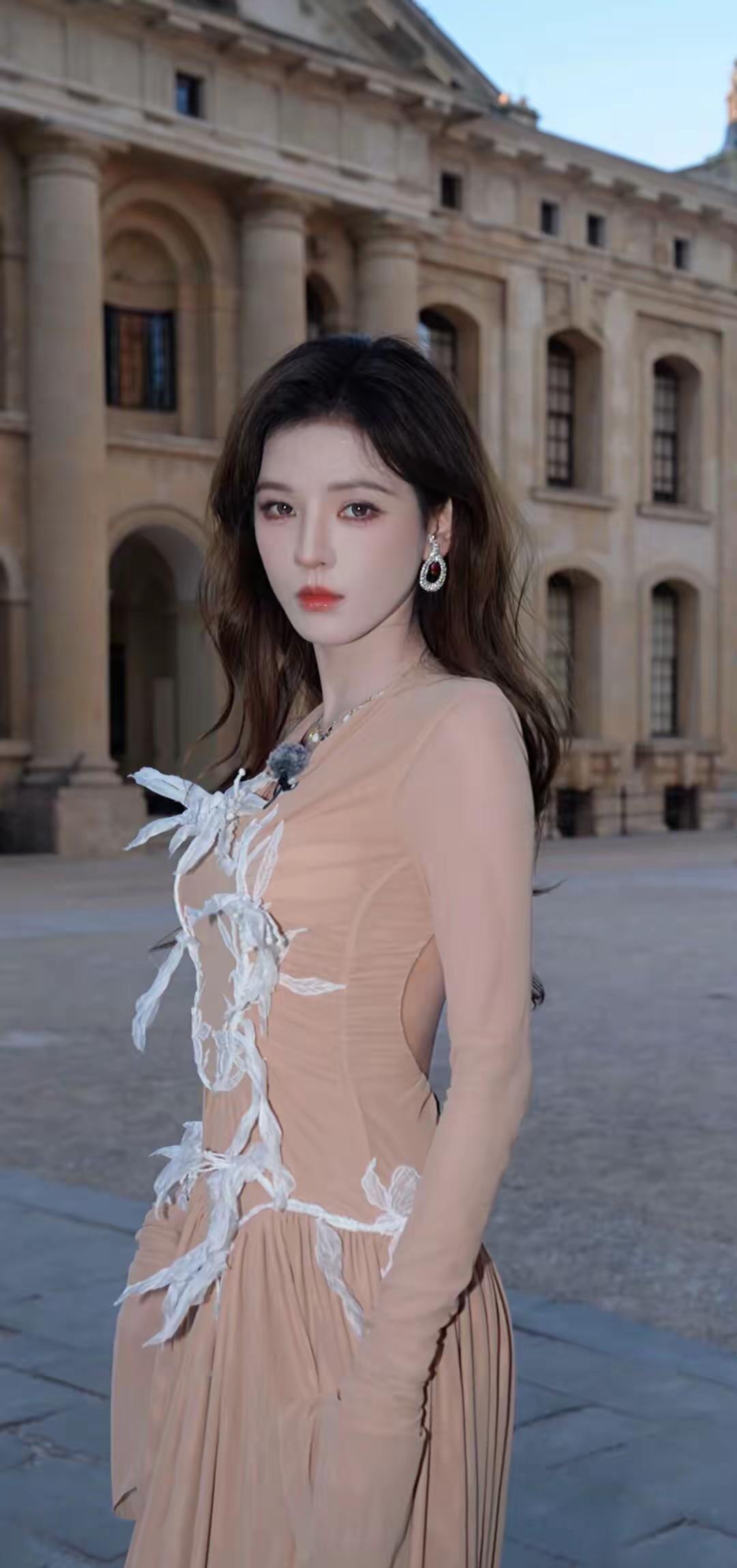 张予曦 张予曦 米色长裙造型 巴黎时装周女明星 张予曦美得好不真实