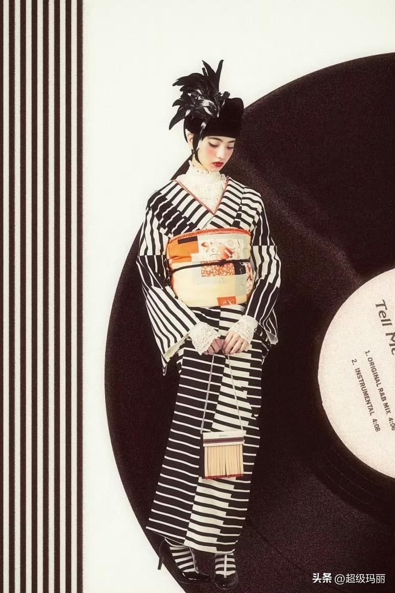 2014年，小松菜奈登上《KIMONO姬》杂志的一幅和服写真