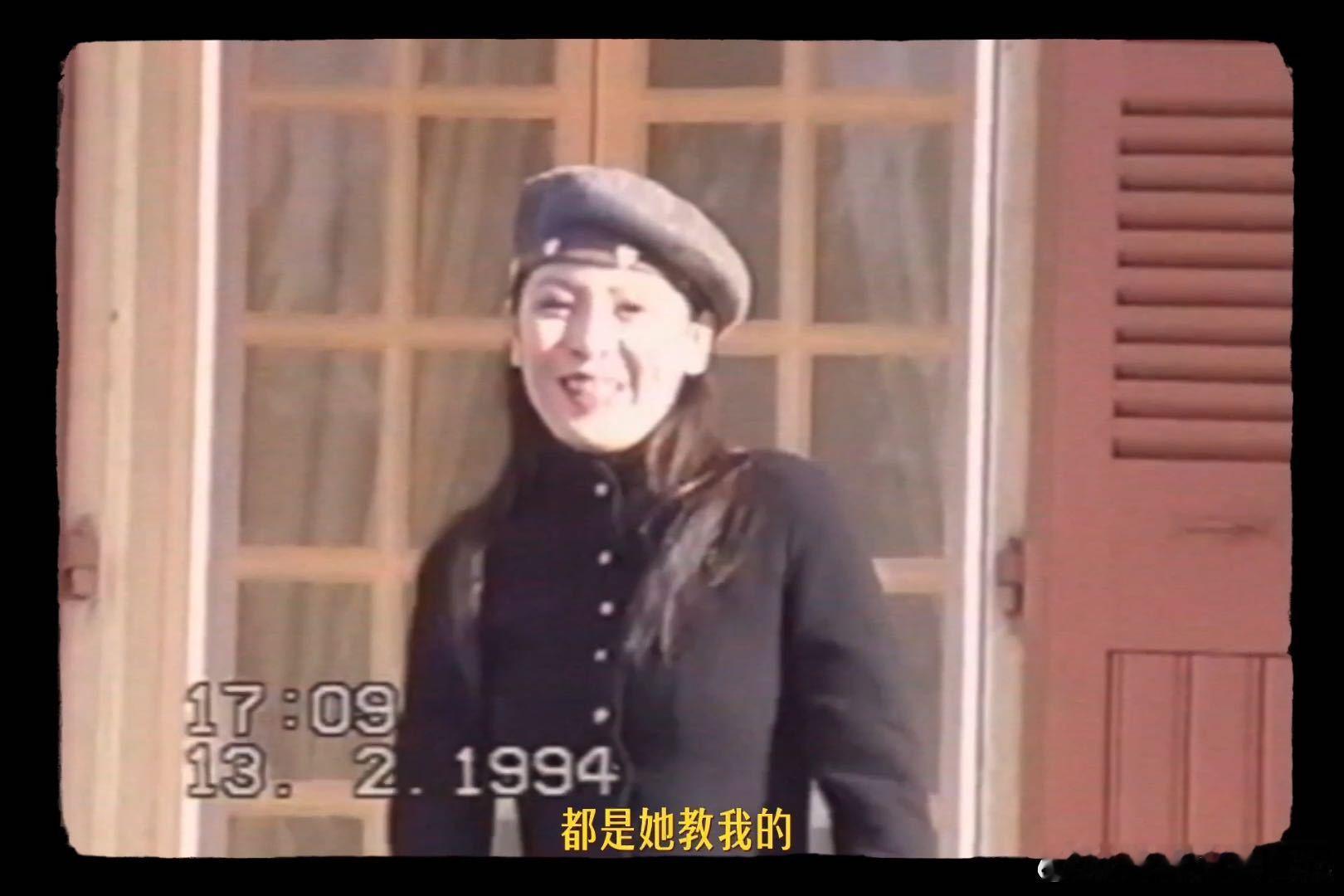 向佐翻看老照片重新认识妈妈向佐翻看老照片的画面，是对亲情最温柔的诠释！旧照片里妈