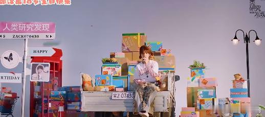 张泽禹张泽禹单车一开口就沦陷 褪去繁杂的舞台设计，只留人声与吉他，张泽禹用极具质