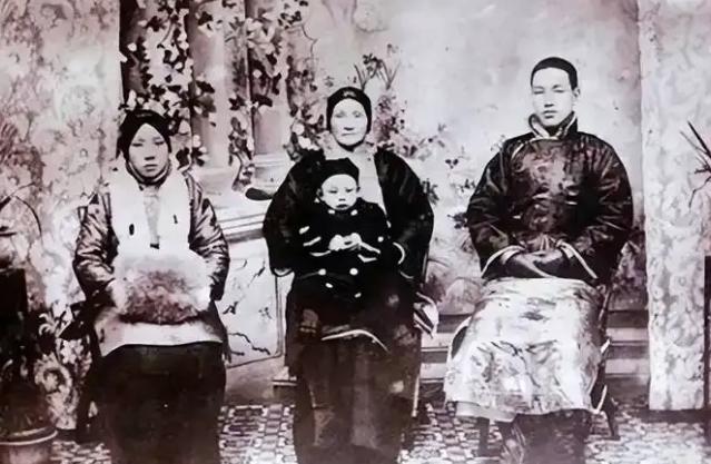 1901年冬，14岁的蒋介石和19岁的毛福梅拜堂成亲，主婚人刚喊完“送入洞房”，