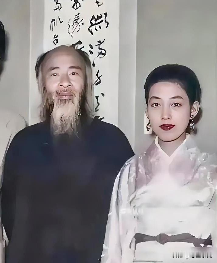 1952年的一天，18岁的山田喜美子站在53岁的张大千面前，脱下所有衣服，涨红着